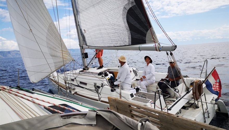 Poljubac socijalne distance ljudi i brodova na moru