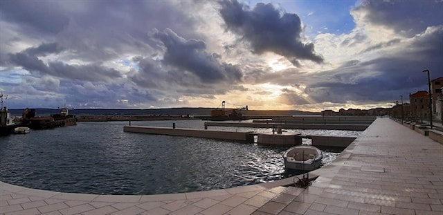 Novi porat Kaštel Stari