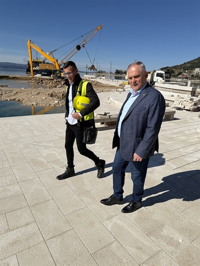 Župan Boban obišao radove na izgradnji luke u Omišu
